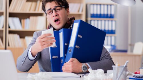 Người lao động bị ốm tại văn phòng – minh họa chế độ ốm đau